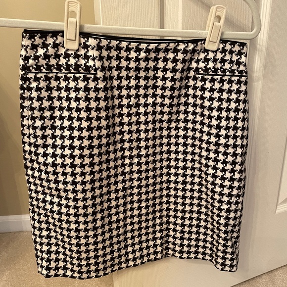 White House Black Market Dresses & Skirts - White House Black market. Size 4 houndstooth skirt. Like new